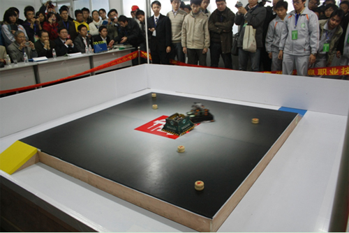 机器人武术擂台赛无差别组比赛现场（靠右边为开云机器人）