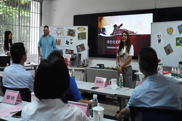 留学生Angela和Daniel介绍哥伦比亚的咖啡