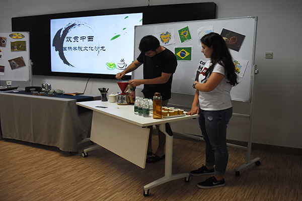 留学生Leo和Amanda在制作巴西茶