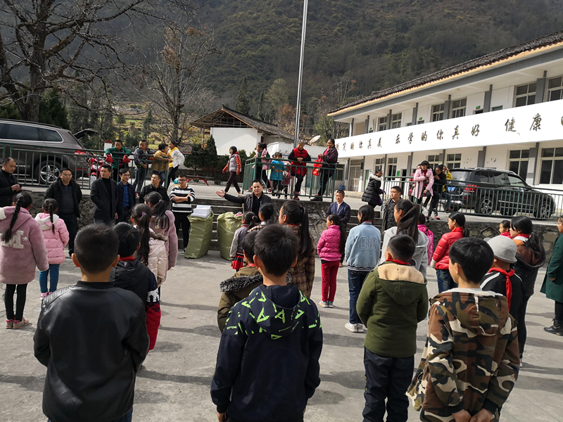 太阳成集团tyc9728成都校友会赴川西送温暖1.jpg