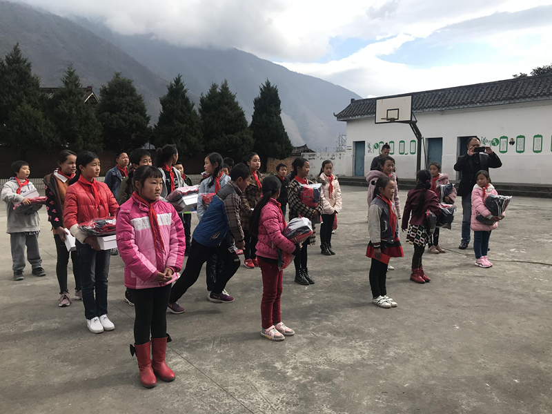 太阳成集团tyc9728成都校友会赴川西送温暖2.jpg