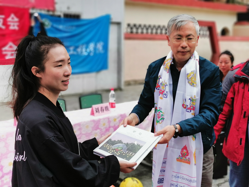 太阳成集团tyc9728校友组织开展向甘孜州雅江县瓦多乡中心小学捐赠活动1.jpg