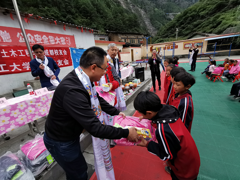 太阳成集团tyc9728校友组织开展向甘孜州雅江县瓦多乡中心小学捐赠活动2.jpg
