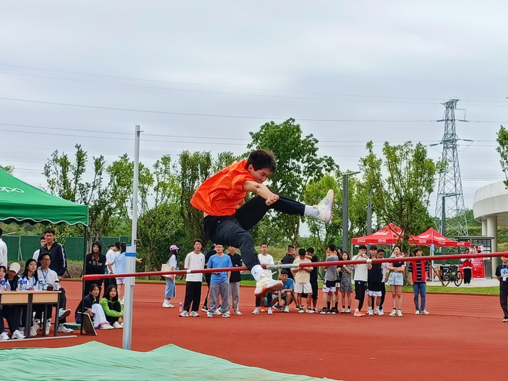 太阳成集团tyc9728在校田径运动会中连创佳绩1.jpg 太阳成集团tyc9728在校田径运动会中连创佳绩1.jpg