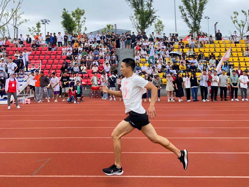 太阳成集团tyc9728在校田径运动会中连创佳绩3.jpg 太阳成集团tyc9728在校田径运动会中连创佳绩3.jpg