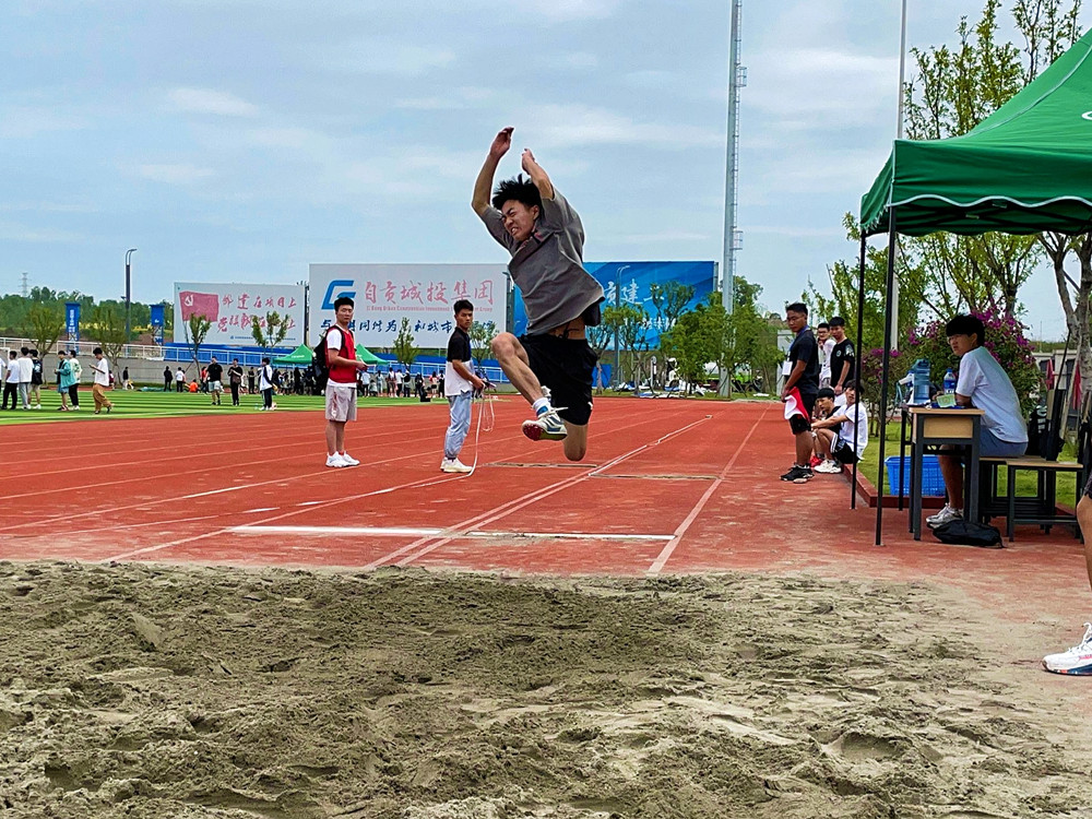 太阳成集团tyc9728在校田径运动会中连创佳绩4.jpg 太阳成集团tyc9728在校田径运动会中连创佳绩4.jpg