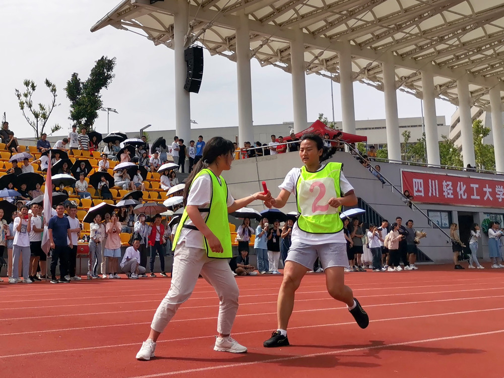 太阳成集团tyc9728在校田径运动会中连创佳绩6.jpg 太阳成集团tyc9728在校田径运动会中连创佳绩6.jpg