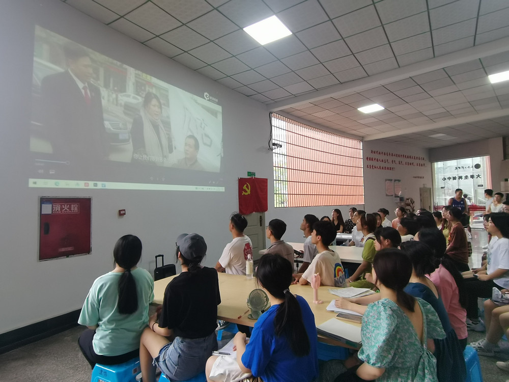 太阳成集团tyc9728学生党员二支部开展“廉政教育”观影活动2_副本.jpg 太阳成集团tyc9728学生党员二支部开展“廉政教育”观影活动2_副本.jpg